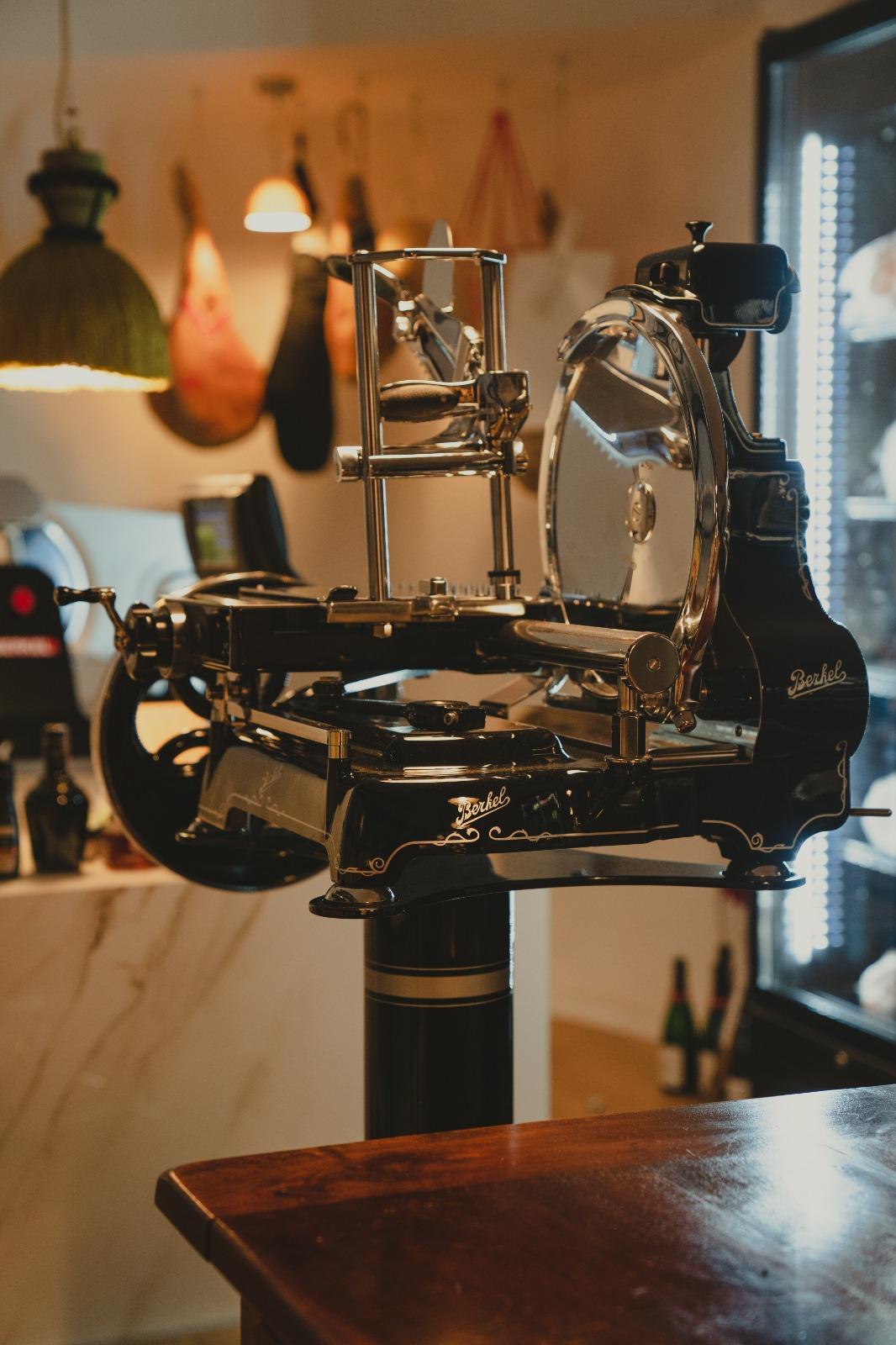 Spaccio Mortadella Jazz la tradizione incontra il gourmet e lo champagne