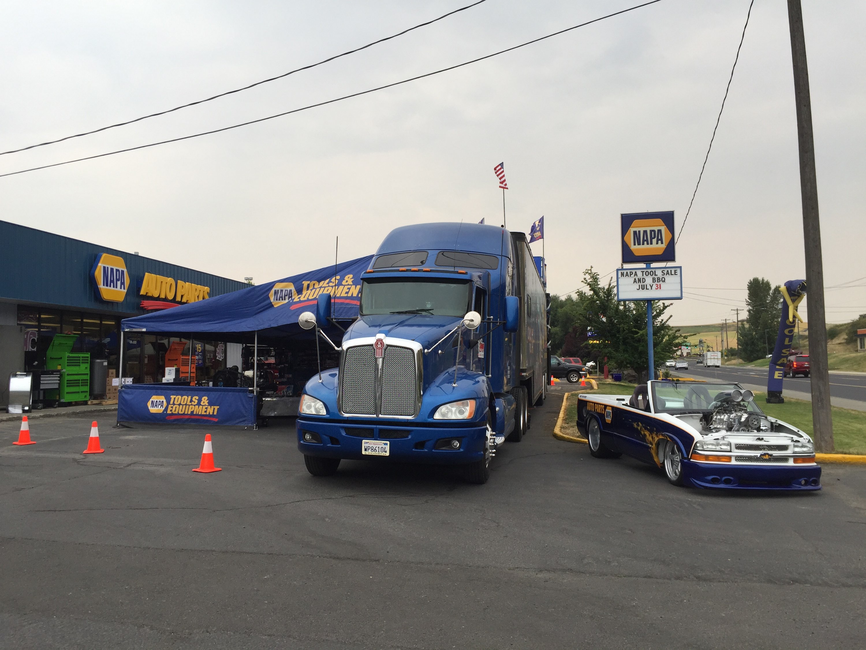 World’s largest tool truck is at the Pullman Napa today Pullman Radio