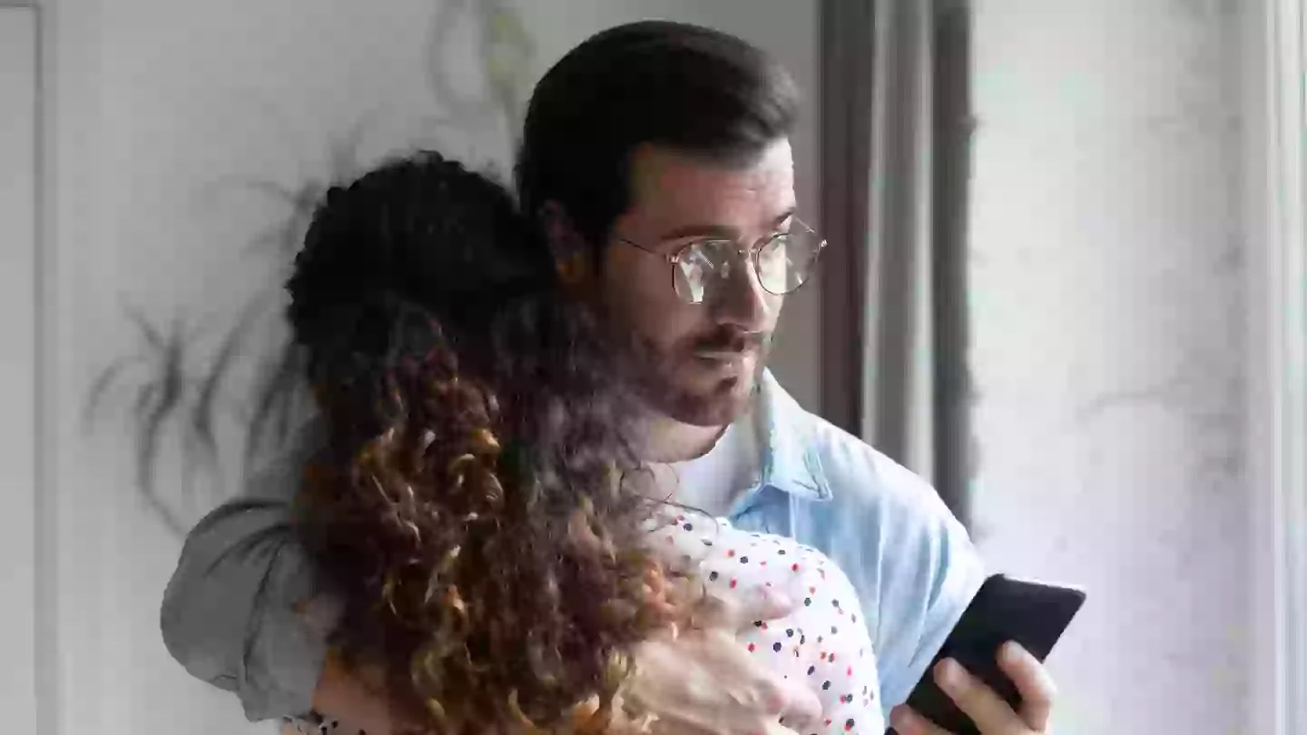 Experts identify 6 warning signs indicating your partner might be(05)