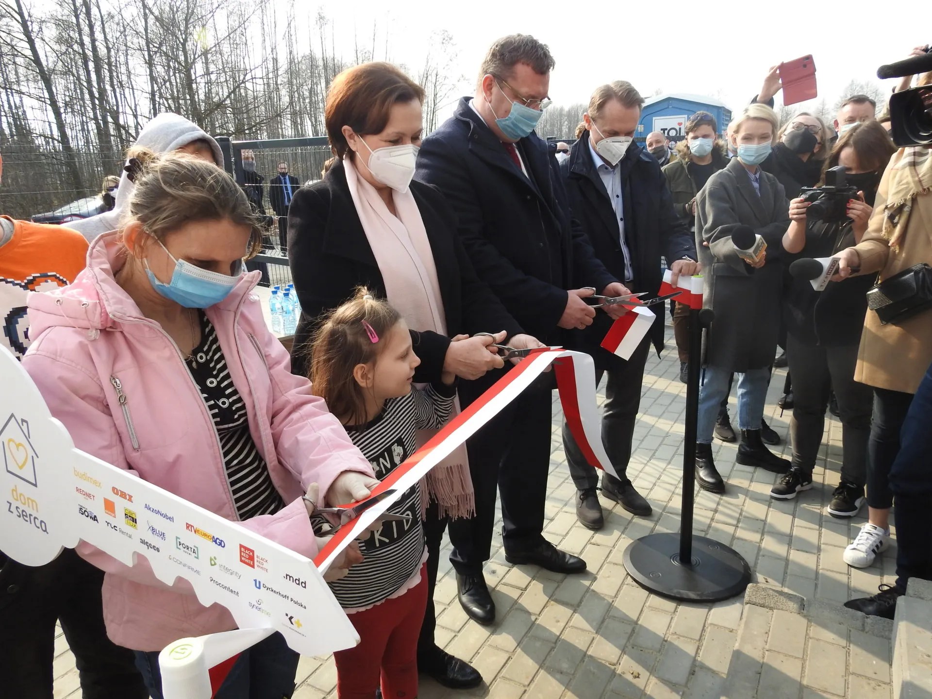 Pani Magda z Wierzbicy odebrała klucze do nowego domu