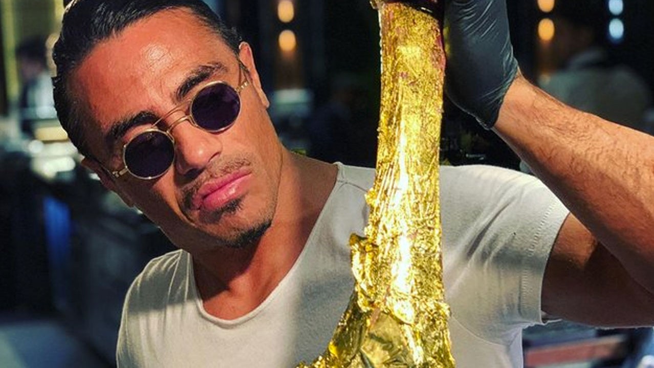 De prijs van Salt Bae's gouden 'Giant Tomahawk' steak Pure Luxe