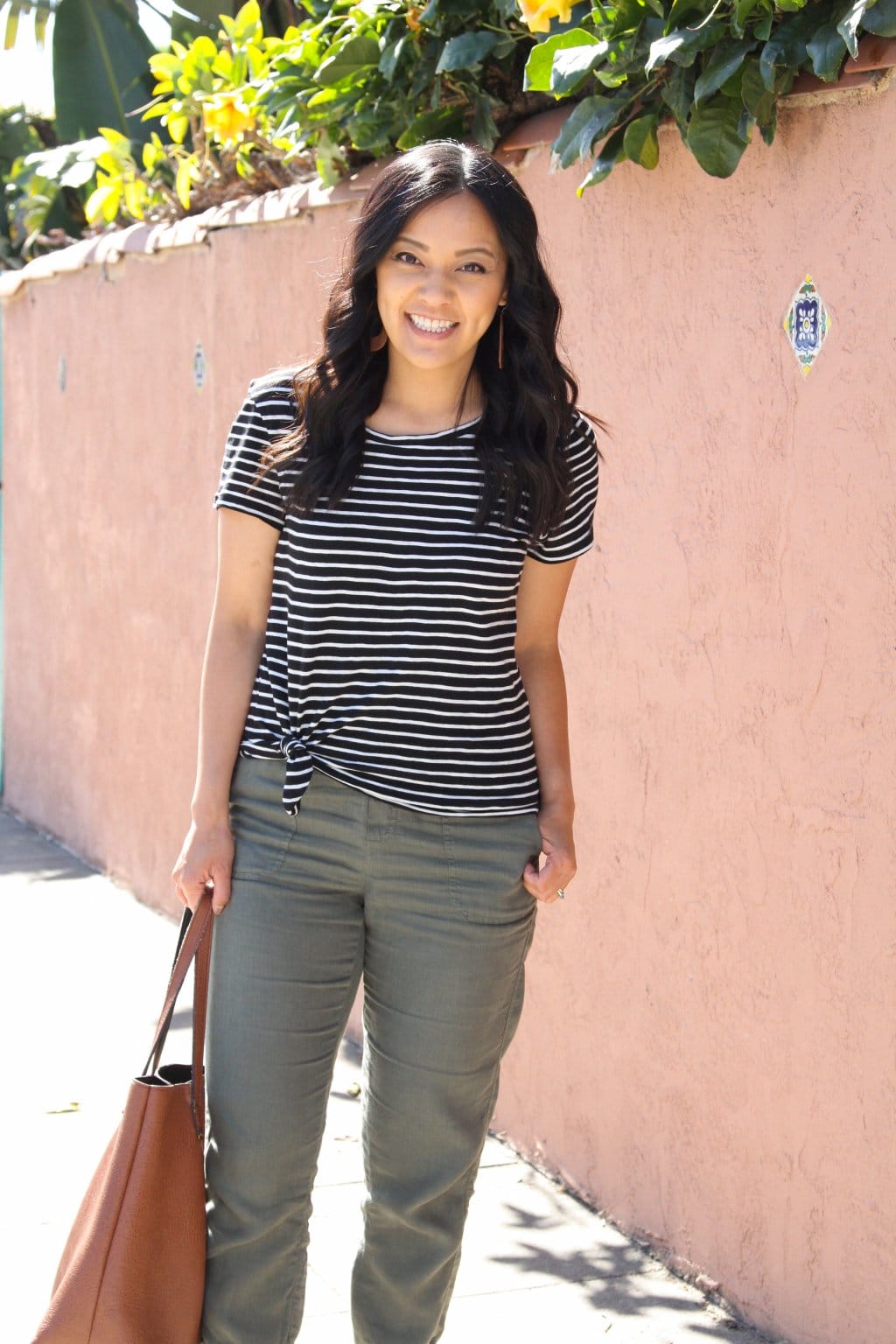 5 Outfits With Olive Green Linen Pants That You Can Copy This Summer