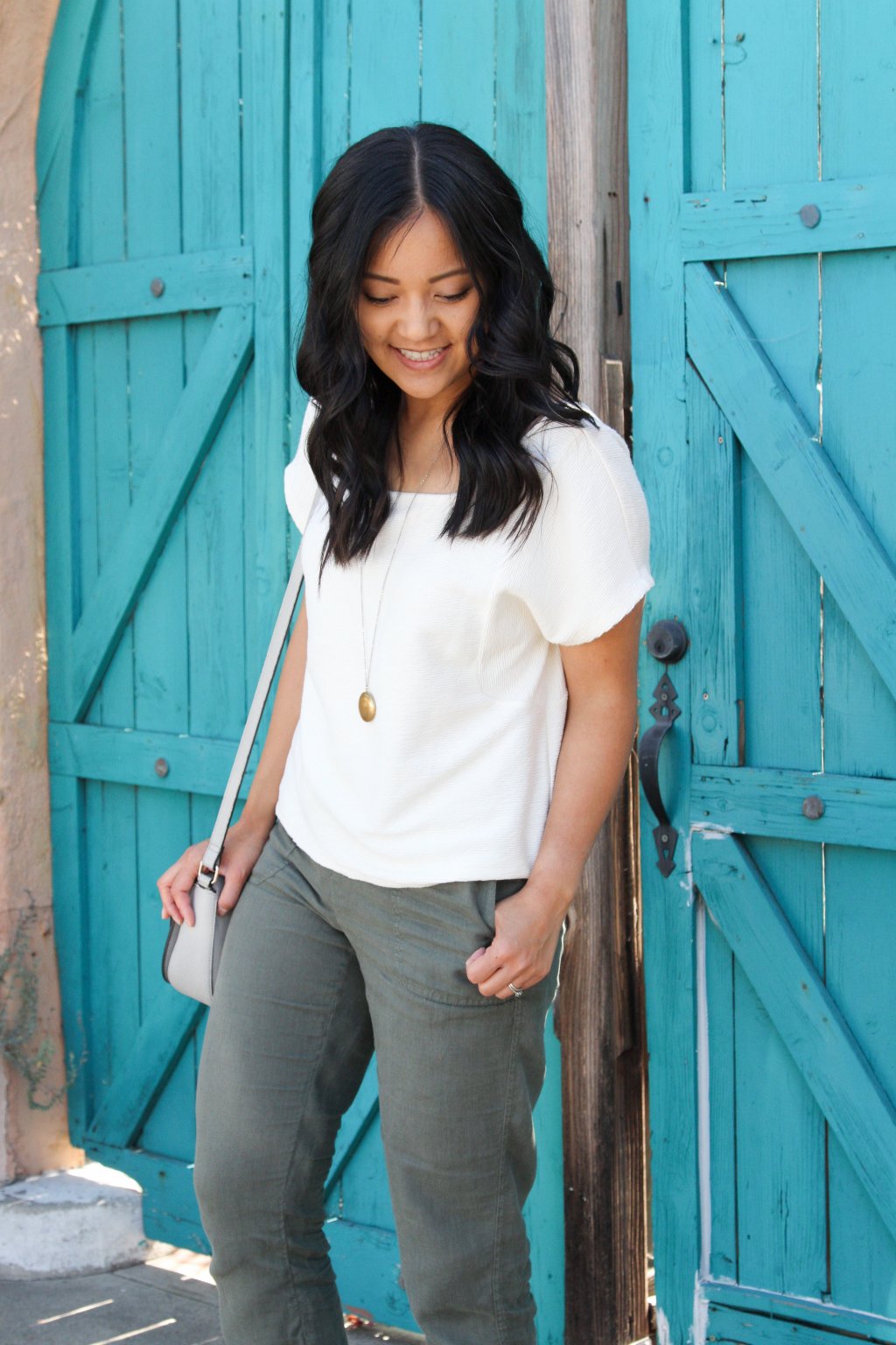 5 Outfits With Olive Green Linen Pants That You Can Copy This Summer
