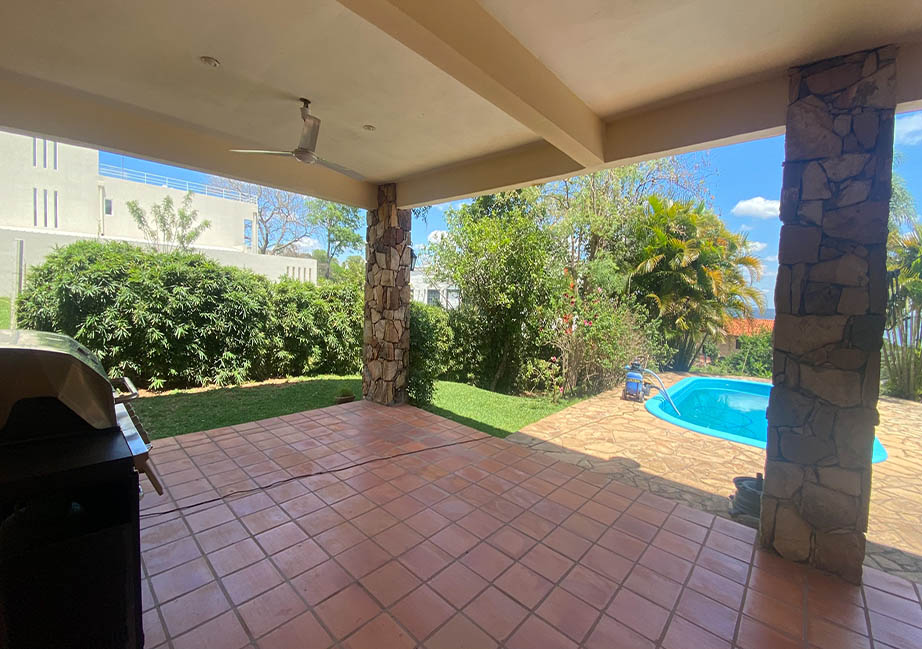 Casa con vista al lago en San Bernardino zona La Suiza Paraguay Flats