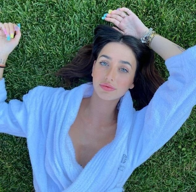 Shocking confession of an OnlyFans model made a video with a minor(04)
