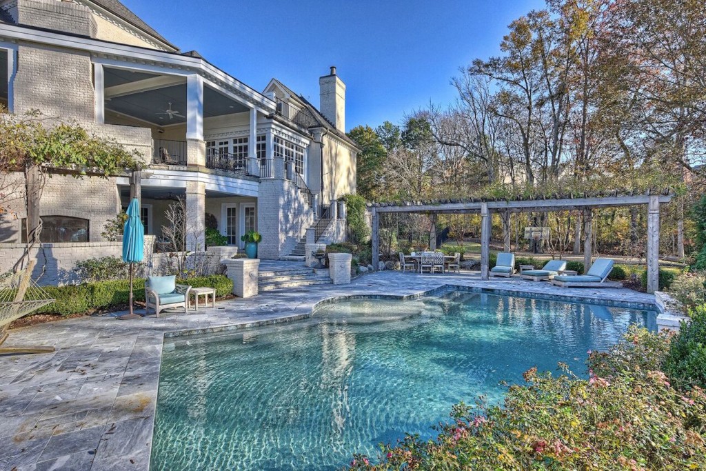 Don't Miss This Cottingham Chalk Hayes Home on Fairway Vista Drive QC