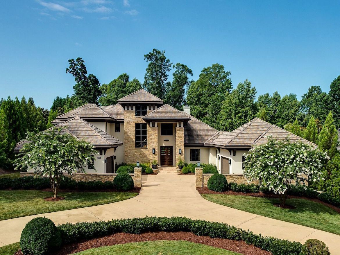 Summer with this Contemporary Retreat by Cottingham Chalk Hayes