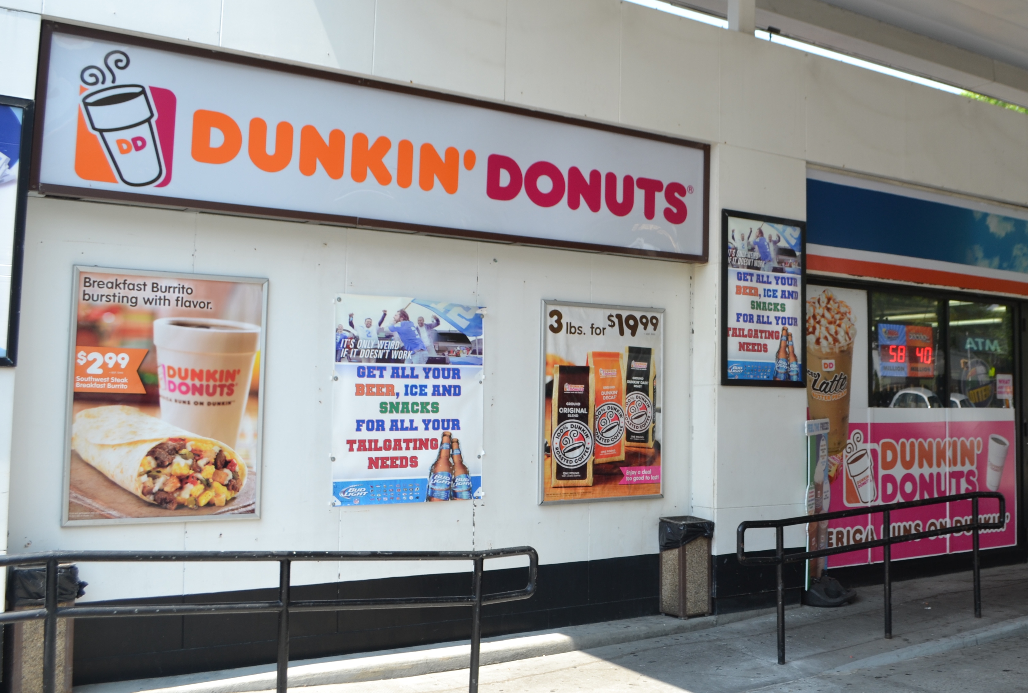 Which chain stores opened and closed the most locations in Queens this