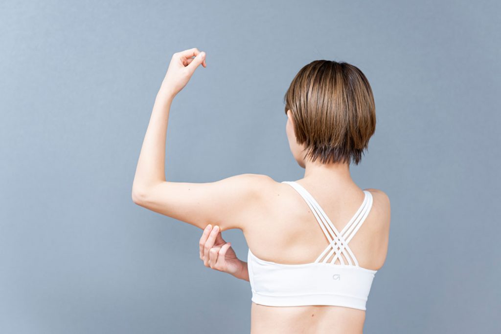 二の腕を細くする筋トレ｜裏側を狙うエクササイズ【道具なしも】 – Soelu(ソエル) Magazine 二の腕を筋トレで引き締める。道具あり、なし両方のやり方を紹介 | Qool