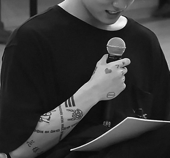 Did Anybody Notice That Jungkook's Hand Tattoos Disappeared In Run Bts 112? - Quora 525_x_564_jpg