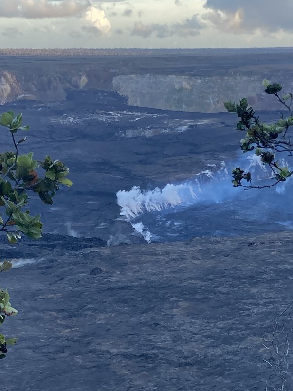 How many active volcanic islands are there in Hawaii? What are they