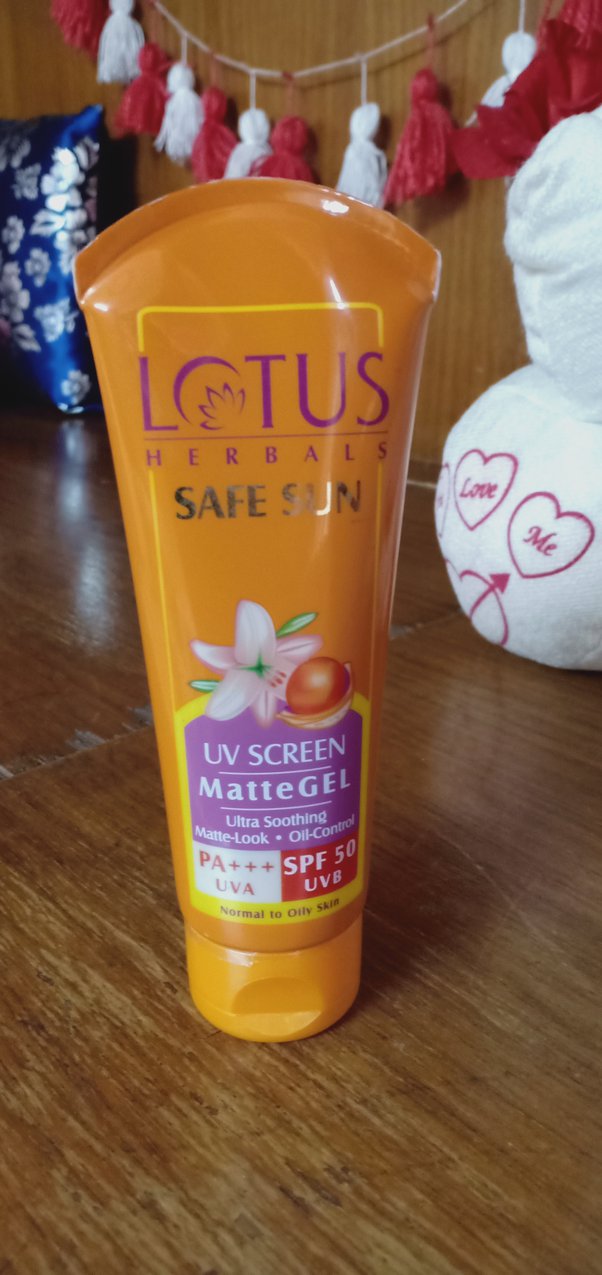Which sunscreen is better for my oily sensitive skin, lotus or