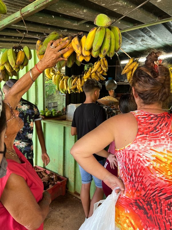 What is the average salary of an ordinary Cuban citizen? How much does