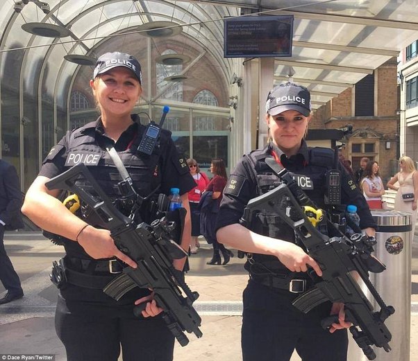 What kind of guns does the Queen’s Guard carry? Quora