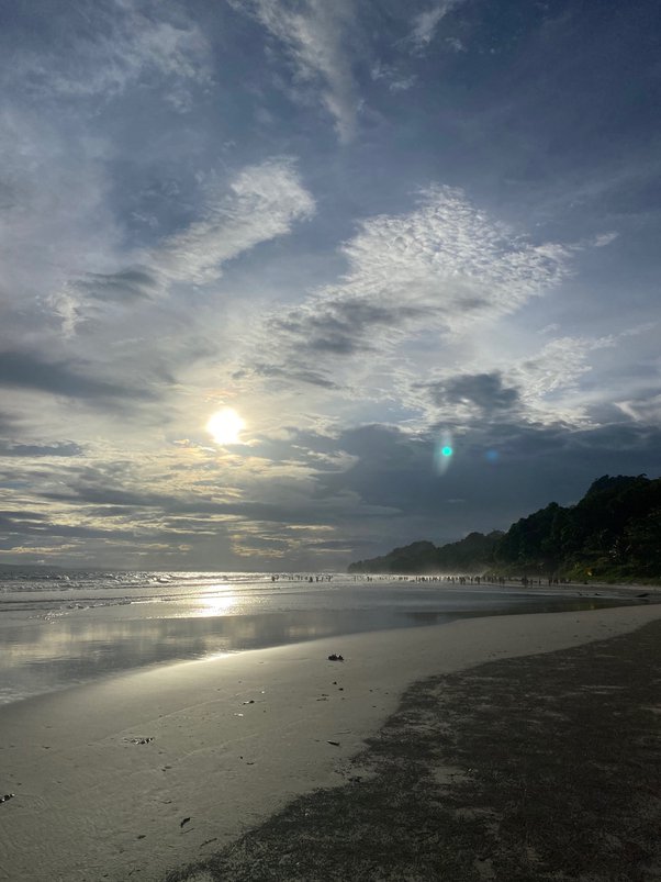 What is the location of Lakshadweep and Andaman and Nicobar islands