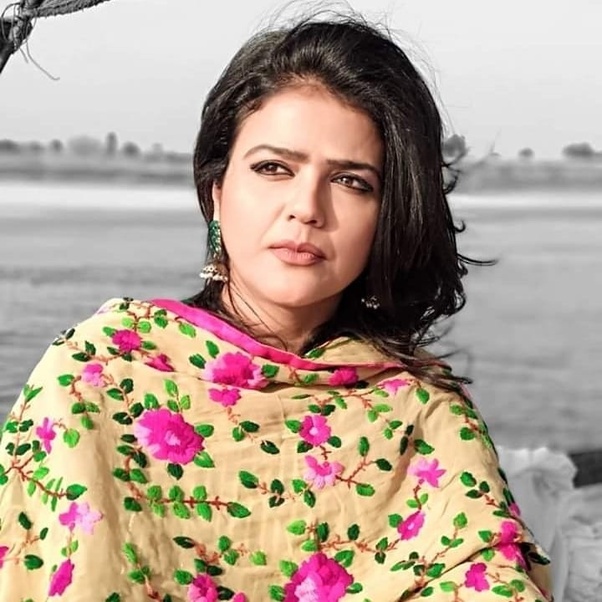 Who is the hottest female news anchor in Indian Media like Abp News