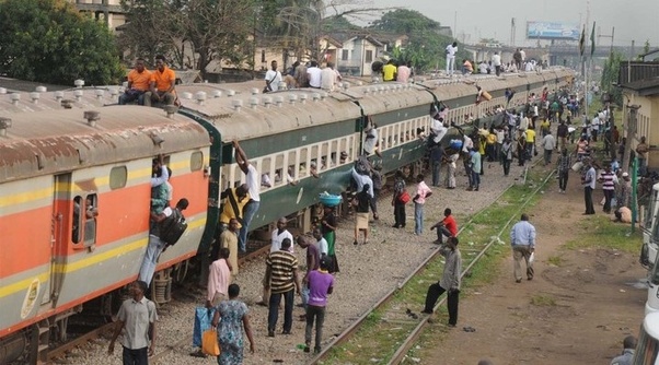 What amount of rent do people pay to stay in compounds in Lagos