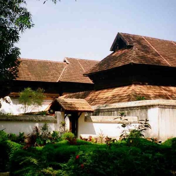 What are the best places to visit in Munnar and Alleppey