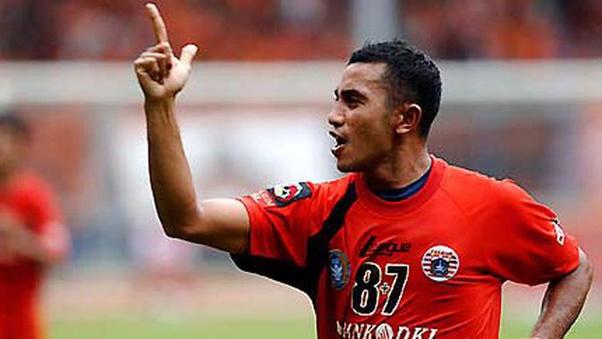 Siapa pemain sepak bola yang memilih nomor punggung unik