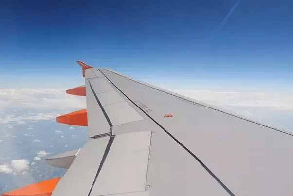 Why do the wings on airplanes have floats? Quora