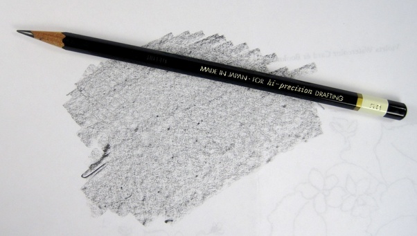 Which materials can be used to draw realistic drawing