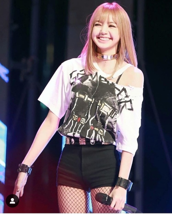 What are some of the best outfits worn by BLACKPINK Lisa? Quora