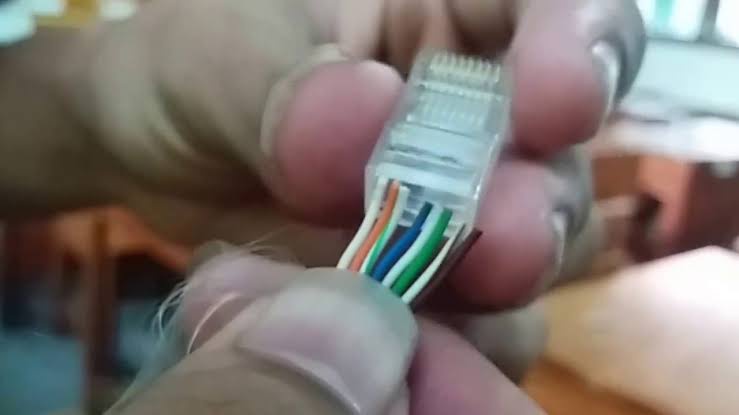 Apakah aman menyambung jadi satu kabel netral dari PLN ke Kabel netral dari  generator sementara kabel Live dilewatkan saklar pilih, jadi kabel Live PLN  dan Generator selalu terpisah? Kalau berbahaya mengapa? -