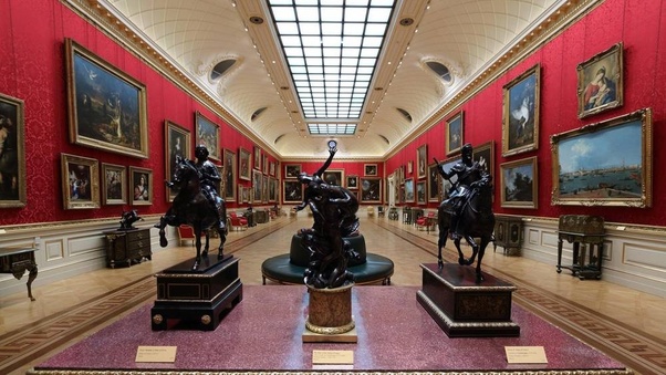 What is the difference between an art gallery and museum