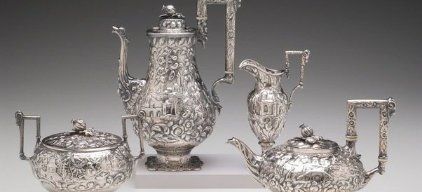 What is the difference between a decorative artist and a fine artist