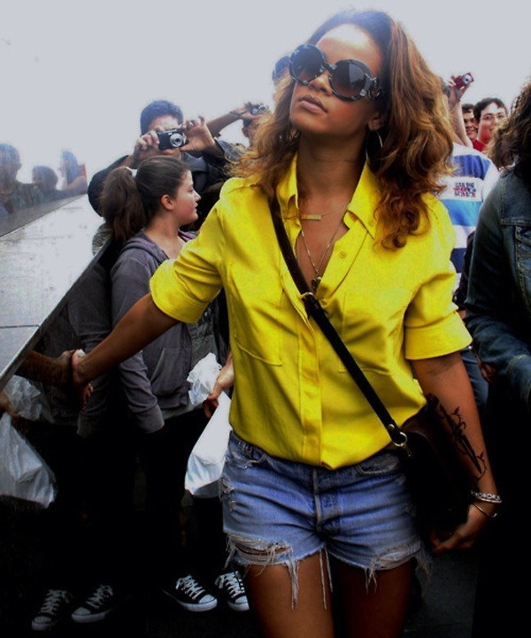 What colour pants goes well with yellow shirts? Quora