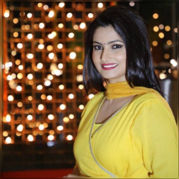 Who is the hottest female news anchor in Indian Media like Abp News