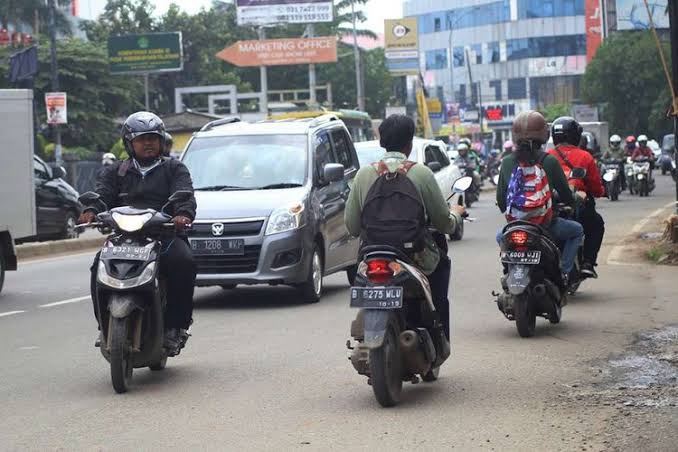 Siapa yang akan disalahkan jika kita sengaja menabrak pengendara motor yang  melawan arus? - Quora