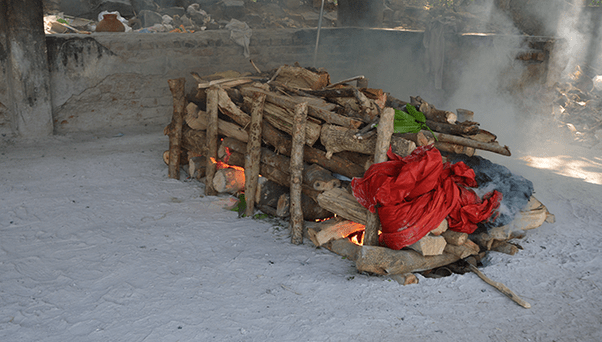 In Kerala, why do the Hindu people burn the dead in their own compound