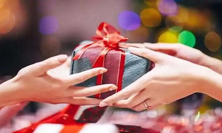 Apa perbedaan antara memberi hadiah dan memberikan hadiah? - Quora