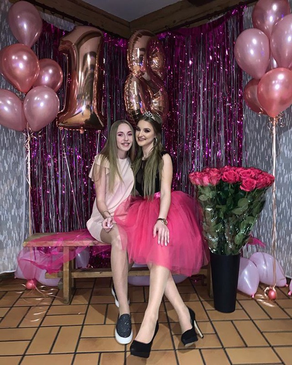 What are some outfits for teenagers to wear to a friend's birthday