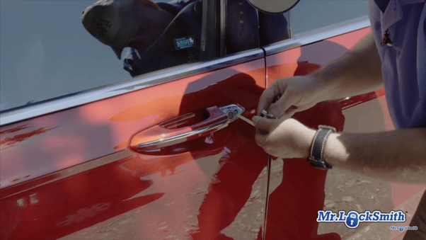 How to open the door of my Range Rover 2018 with the physical key