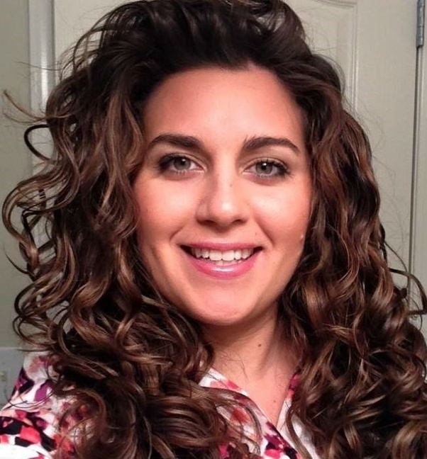 When is it hard to tell the difference between wavy hair