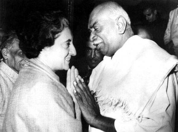 What qualities of Indira Gandhi made Kamaraj to pitch her for the