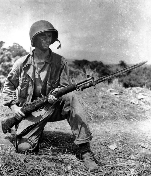 Why do American soldiers in Vietnam pictures look more casual/uneven