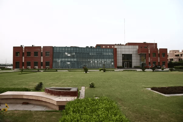 Which college between Asia pacific, New Delhi and Jaipuria institute of