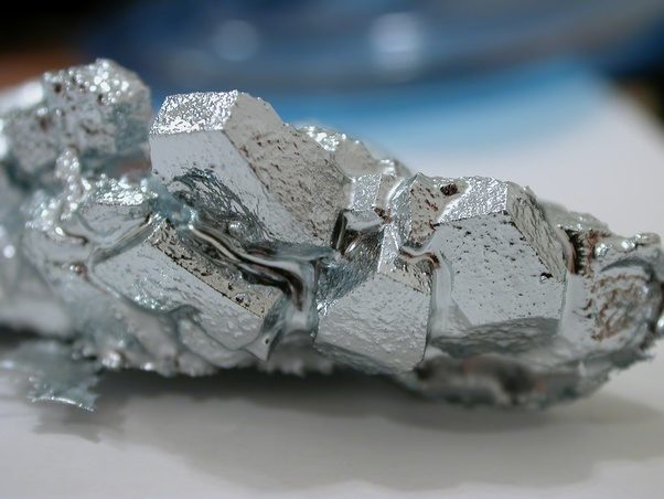 What is the element which has a characteristic of a metal and liquid at