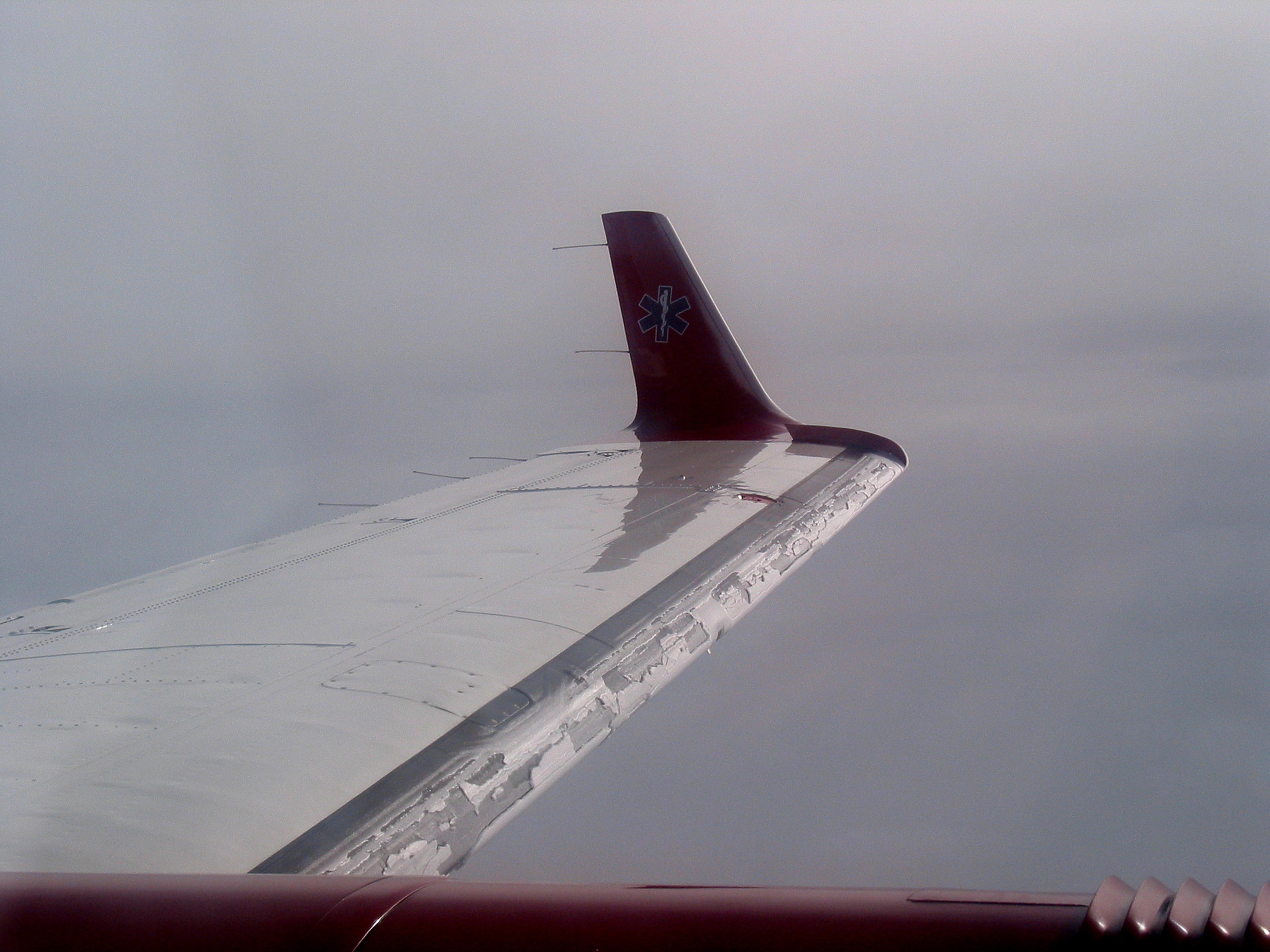 Apakah badan pesawat yang melintasi daerah bersalju bisa ikut membeku?  Bagaimana cara mengatasinya? - Quora