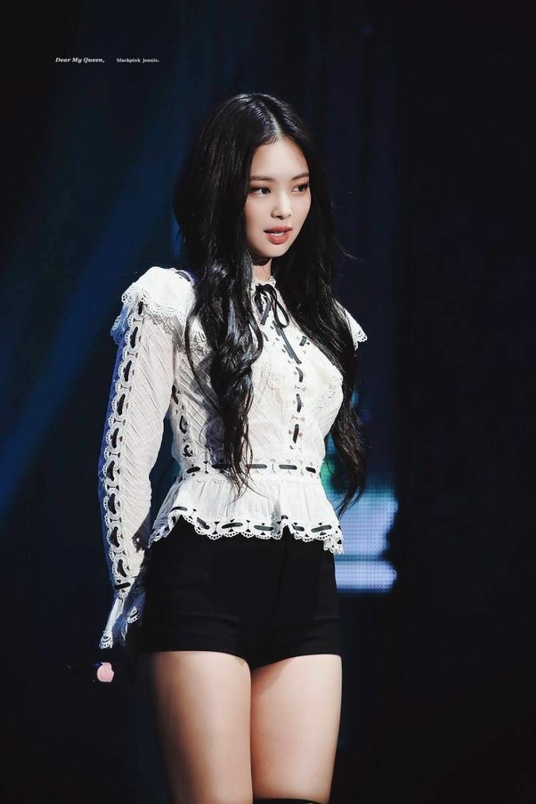 What are some of the best outfits worn by BLACKPINK Jennie