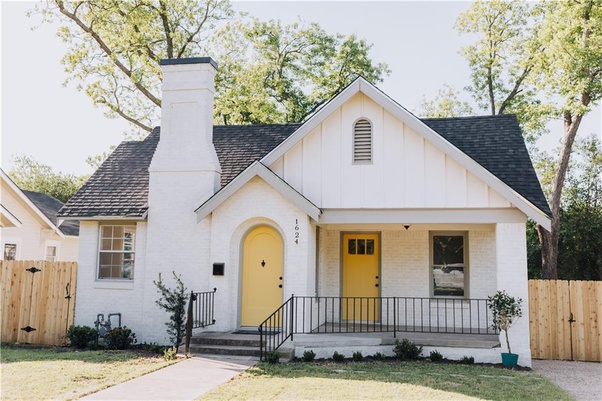 Why were some old Southern American homes built with rooms attached