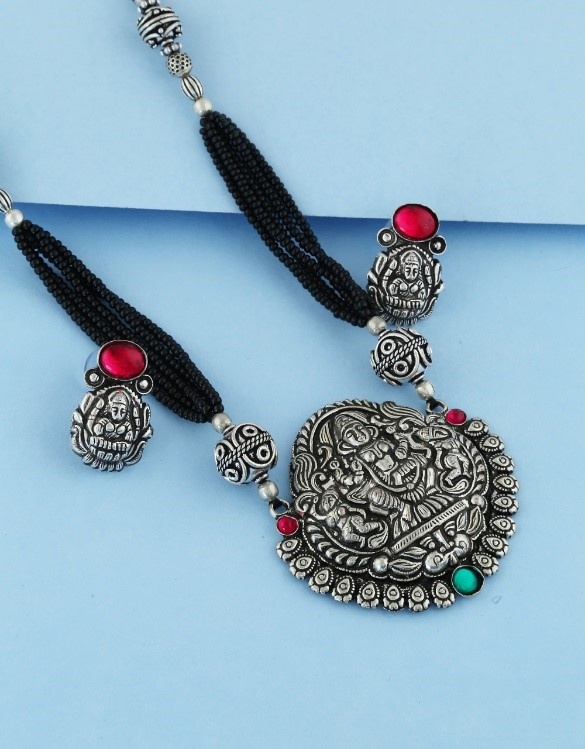 Which type or color of jewelry suits a grey saree? Quora