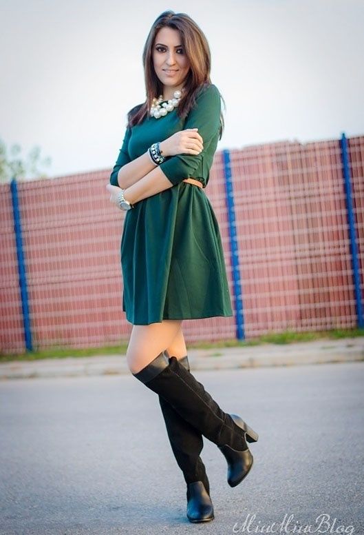 What color shoes and accessories should I wear with a dark green dress