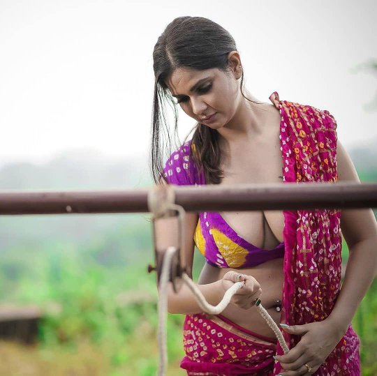 Which dresses are good for flaunting cleavage? Quora