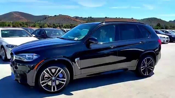 What are the external differences between the BMW X5M and
