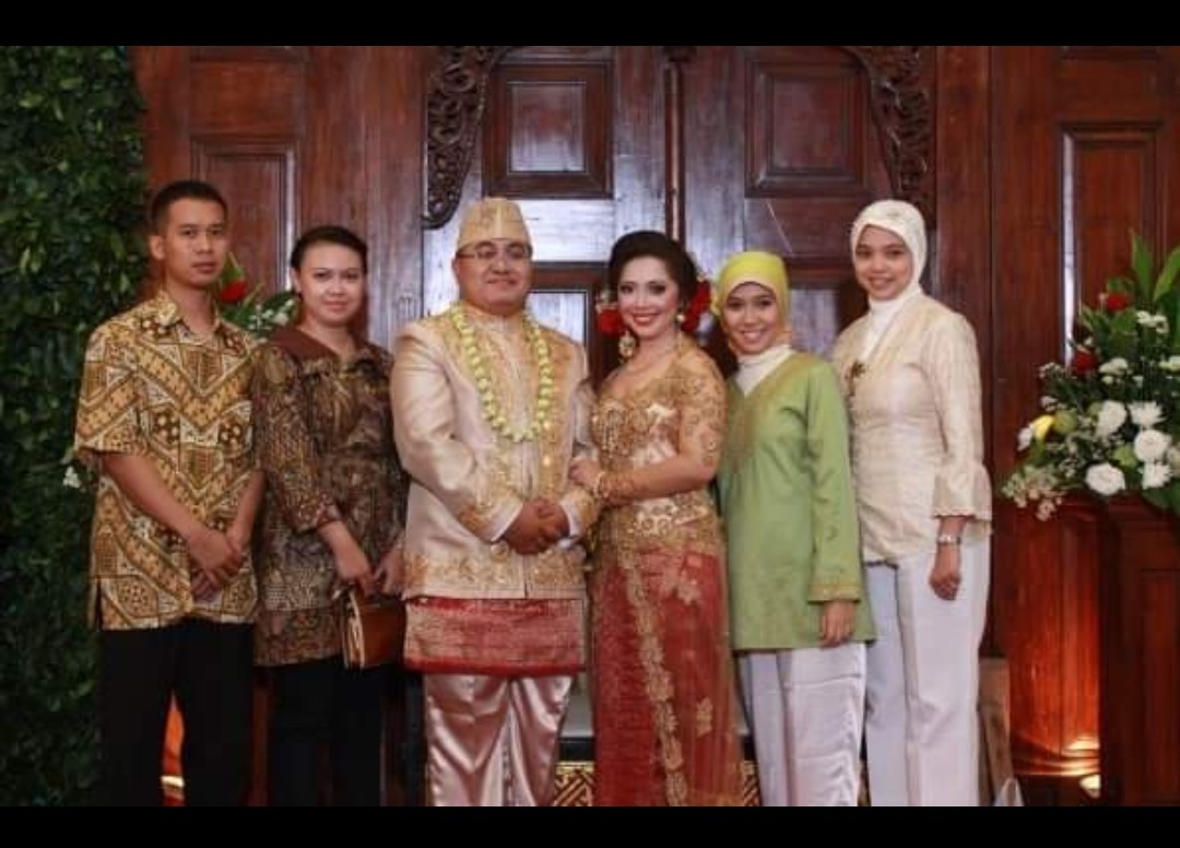 Sebagai seorang wanita yang sudah menikah, bagaimana perasaanmu saat  mengenakan gaun pengantin di hari pernikahanmu? - Quora