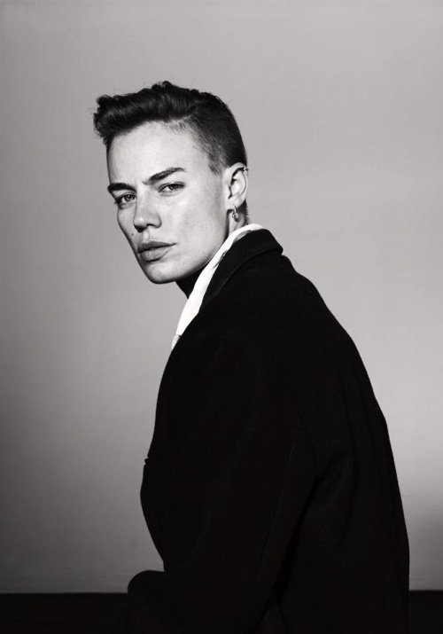 Who are some examples of attractive androgynous people